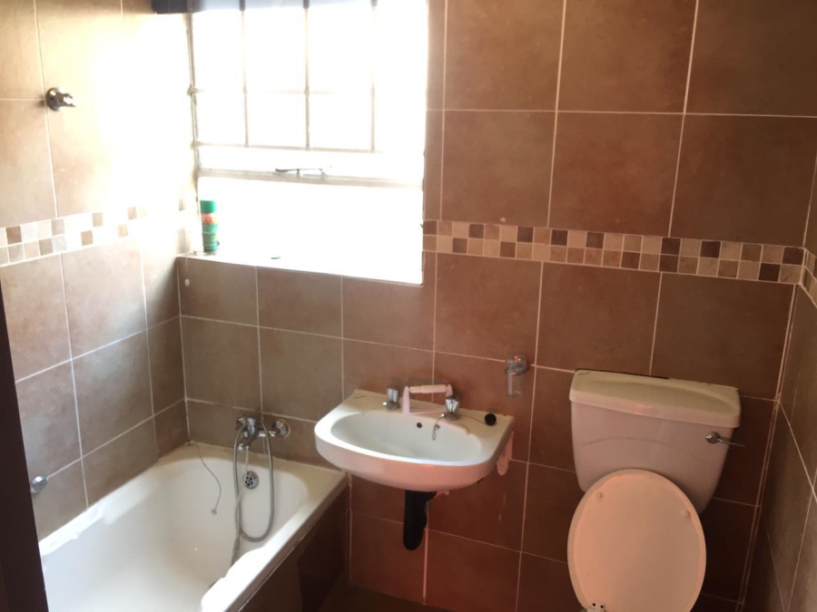 To Let 2 Bedroom Property for Rent in Mondeor Gauteng