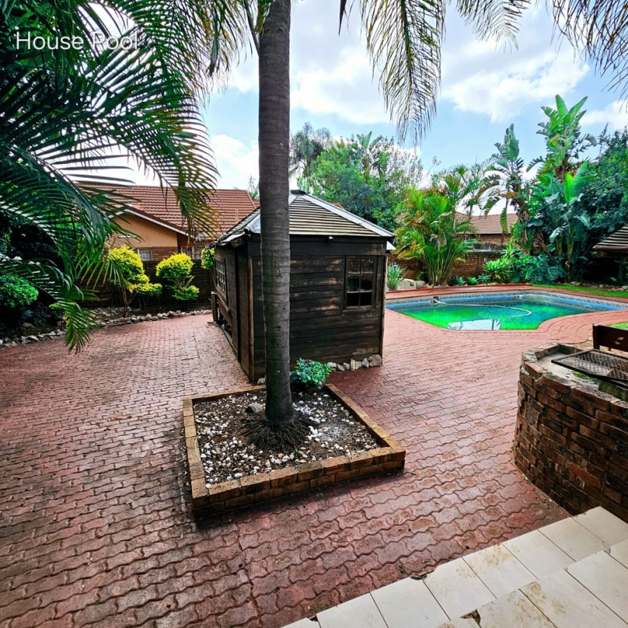 5 Bedroom Property for Sale in Theresa Park Gauteng