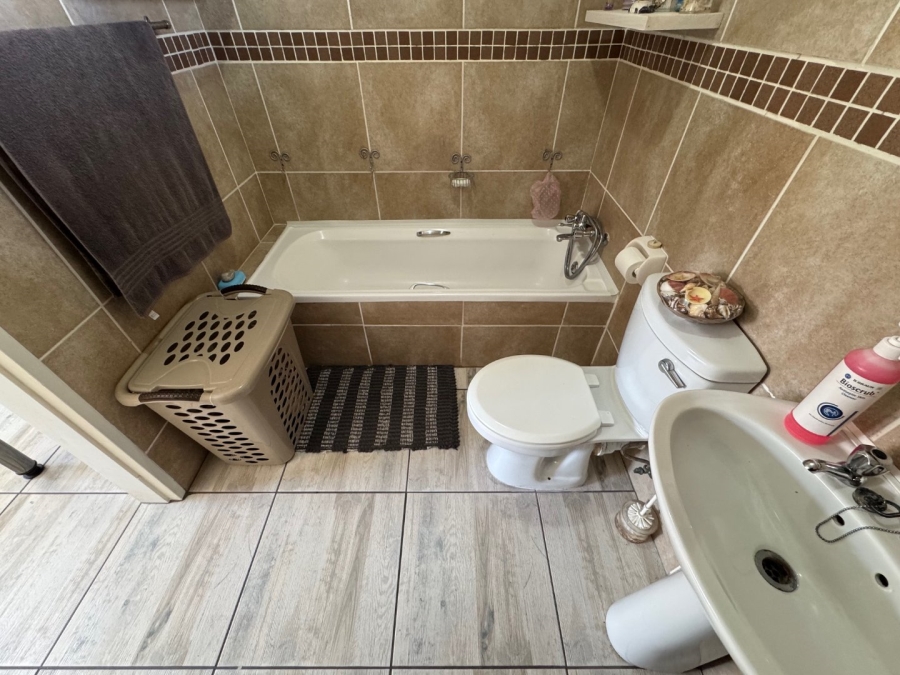 2 Bedroom Property for Sale in Glen Marais Gauteng
