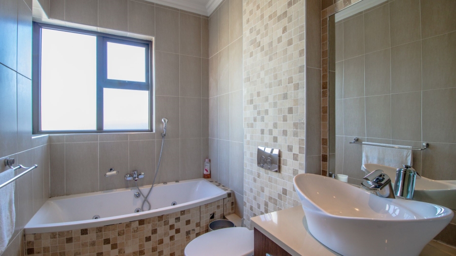 5 Bedroom Property for Sale in Serengeti Lifestyle Estate Gauteng