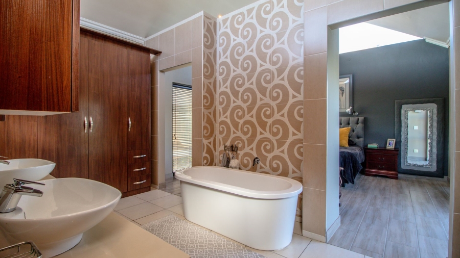 5 Bedroom Property for Sale in Serengeti Lifestyle Estate Gauteng