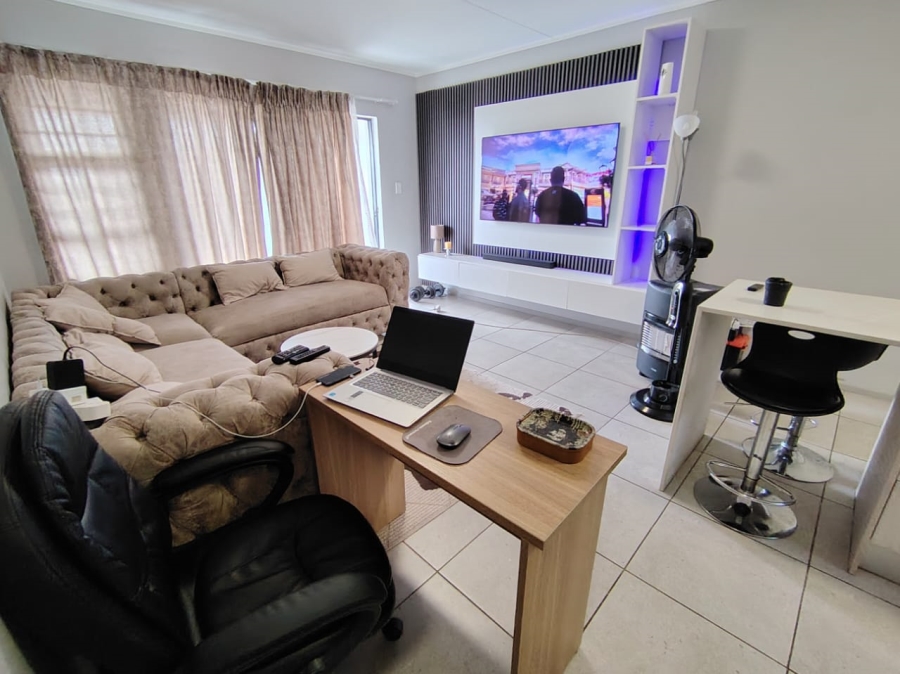 To Let 2 Bedroom Property for Rent in Amberfield Gauteng