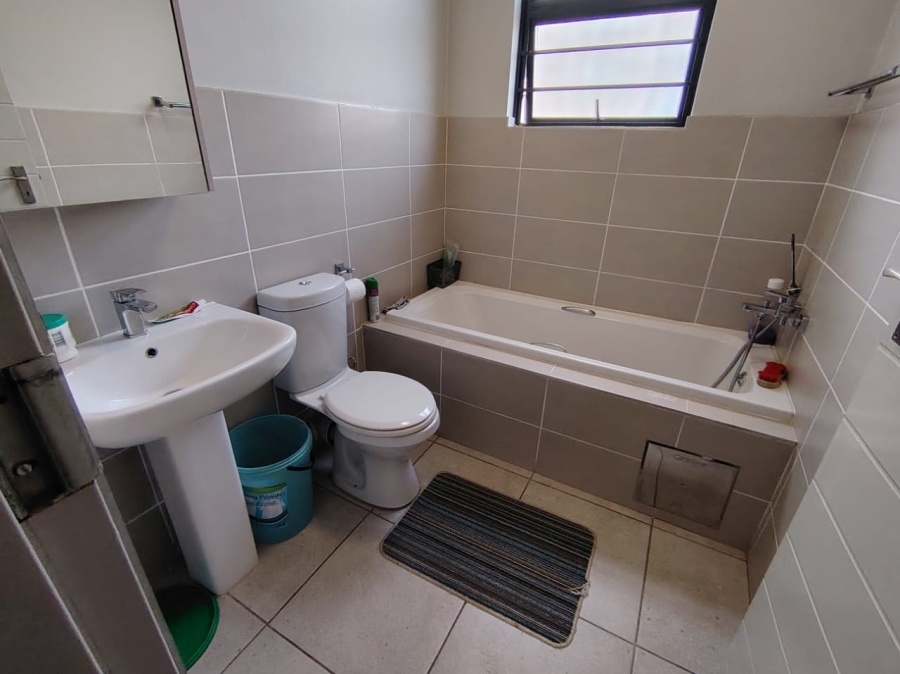 To Let 2 Bedroom Property for Rent in Amberfield Gauteng