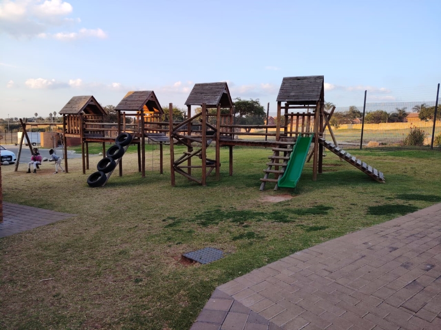 To Let 2 Bedroom Property for Rent in Amberfield Gauteng