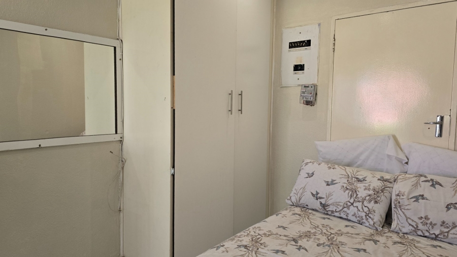 To Let 1 Bedroom Property for Rent in Crystal Park Gauteng