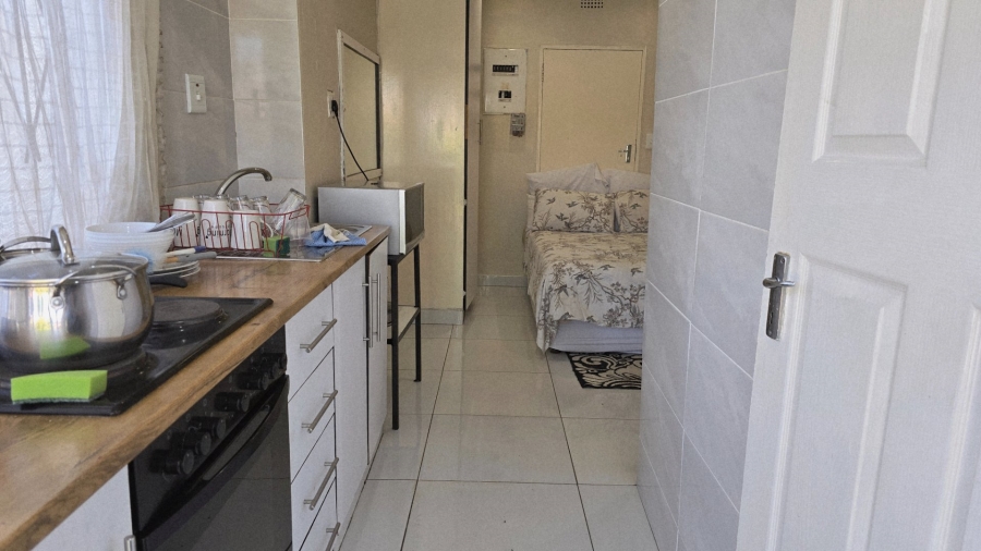 To Let 1 Bedroom Property for Rent in Crystal Park Gauteng