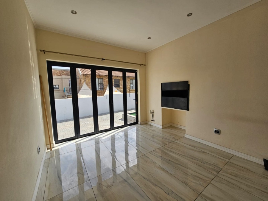 To Let 5 Bedroom Property for Rent in Faerie Glen Gauteng