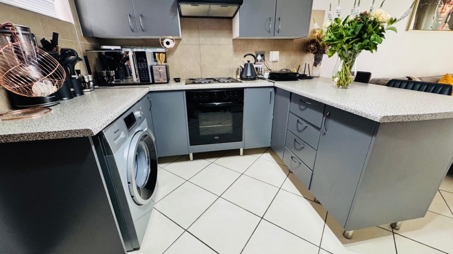 2 Bedroom Property for Sale in Noordwyk Gauteng