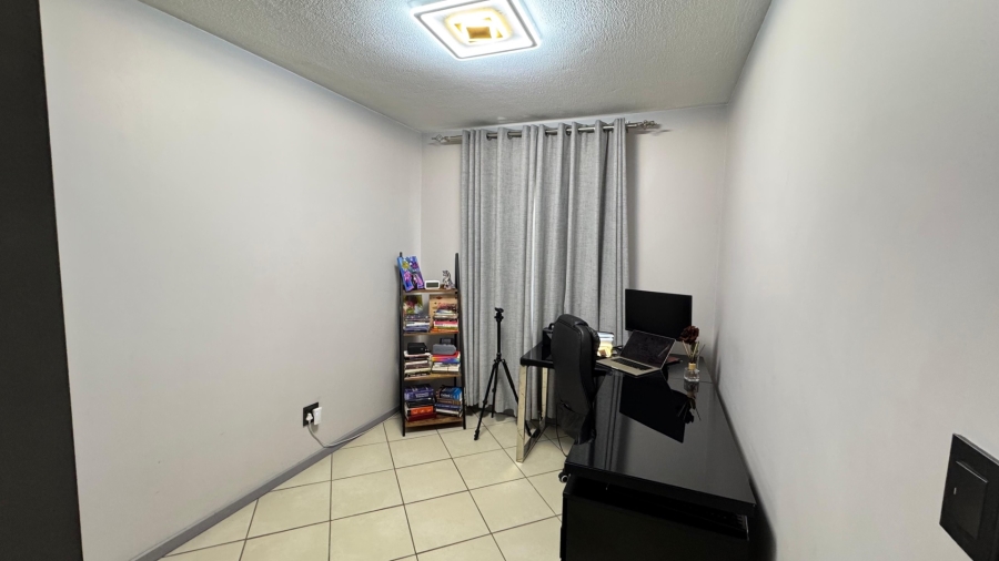2 Bedroom Property for Sale in Noordwyk Gauteng