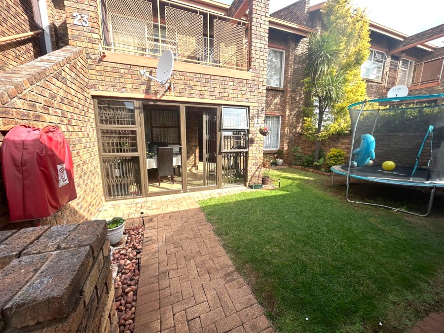 2 Bedroom Property for Sale in Kloofendal Gauteng