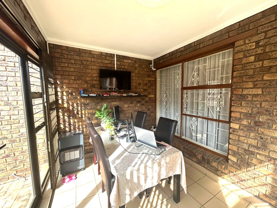 2 Bedroom Property for Sale in Kloofendal Gauteng