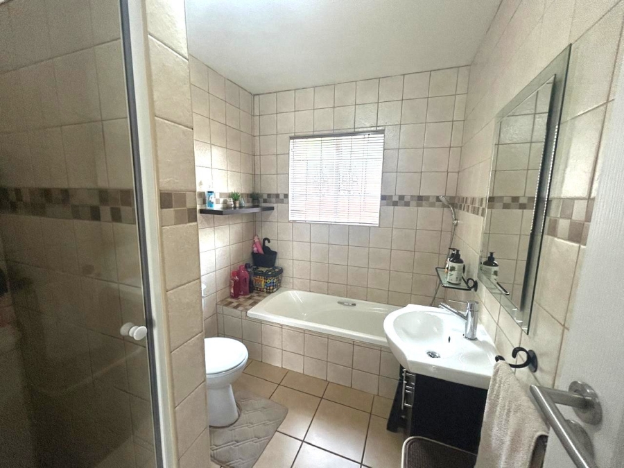 2 Bedroom Property for Sale in Kloofendal Gauteng