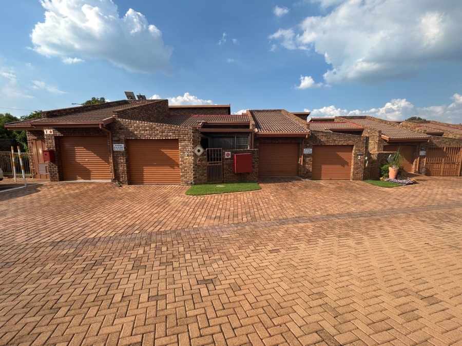 2 Bedroom Property for Sale in Kloofendal Gauteng