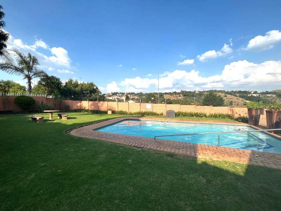 2 Bedroom Property for Sale in Kloofendal Gauteng