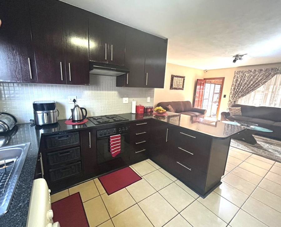 2 Bedroom Property for Sale in Kloofendal Gauteng