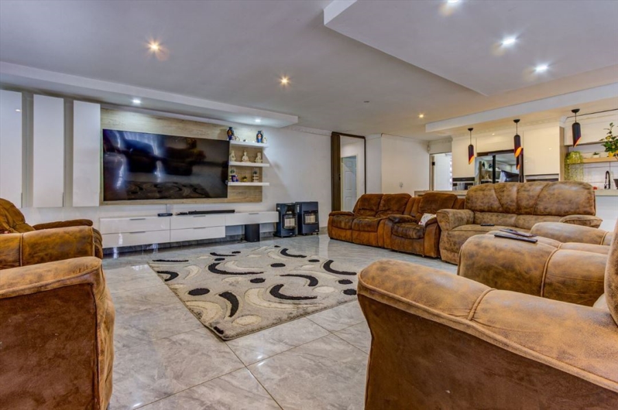 4 Bedroom Property for Sale in Crystal Park Gauteng