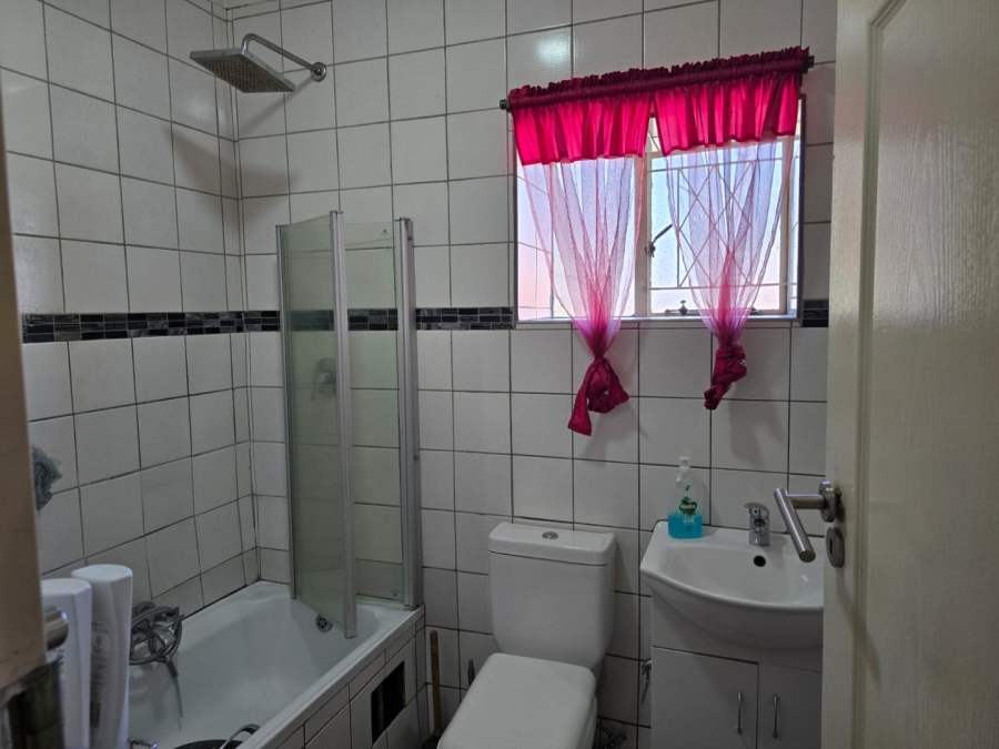 2 Bedroom Property for Sale in Dayanglen Gauteng