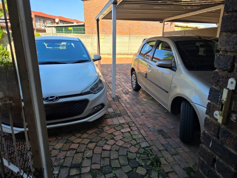 2 Bedroom Property for Sale in Dayanglen Gauteng