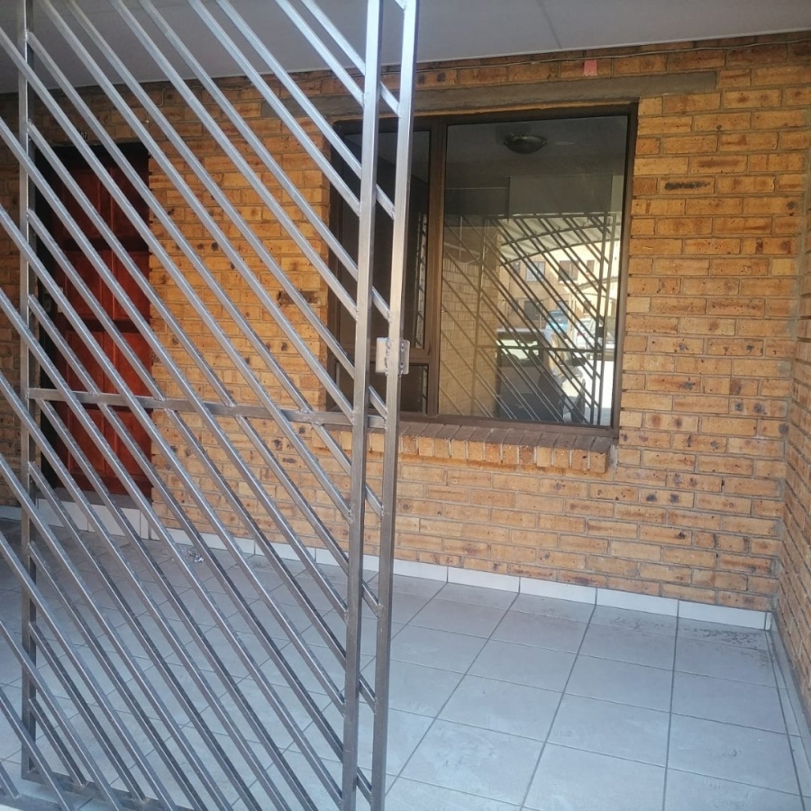 To Let 2 Bedroom Property for Rent in Klippoortje Gauteng