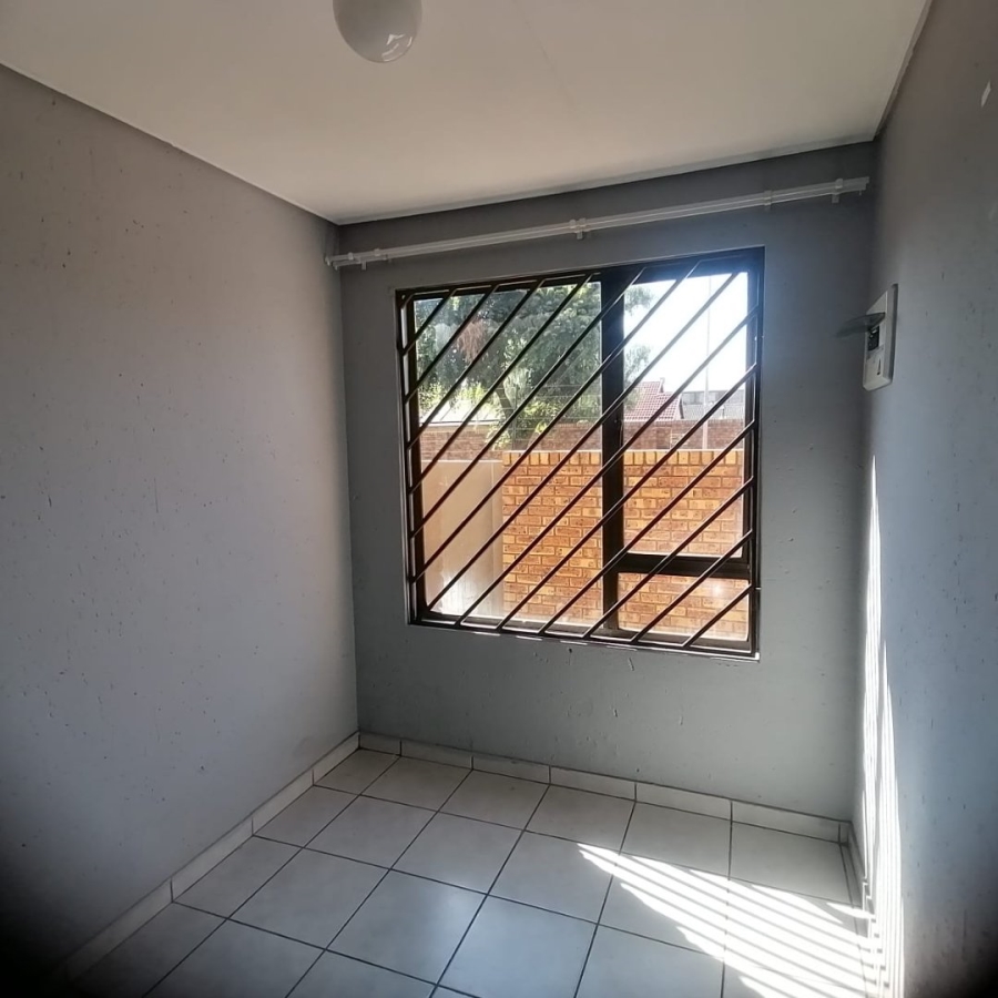 To Let 2 Bedroom Property for Rent in Klippoortje Gauteng