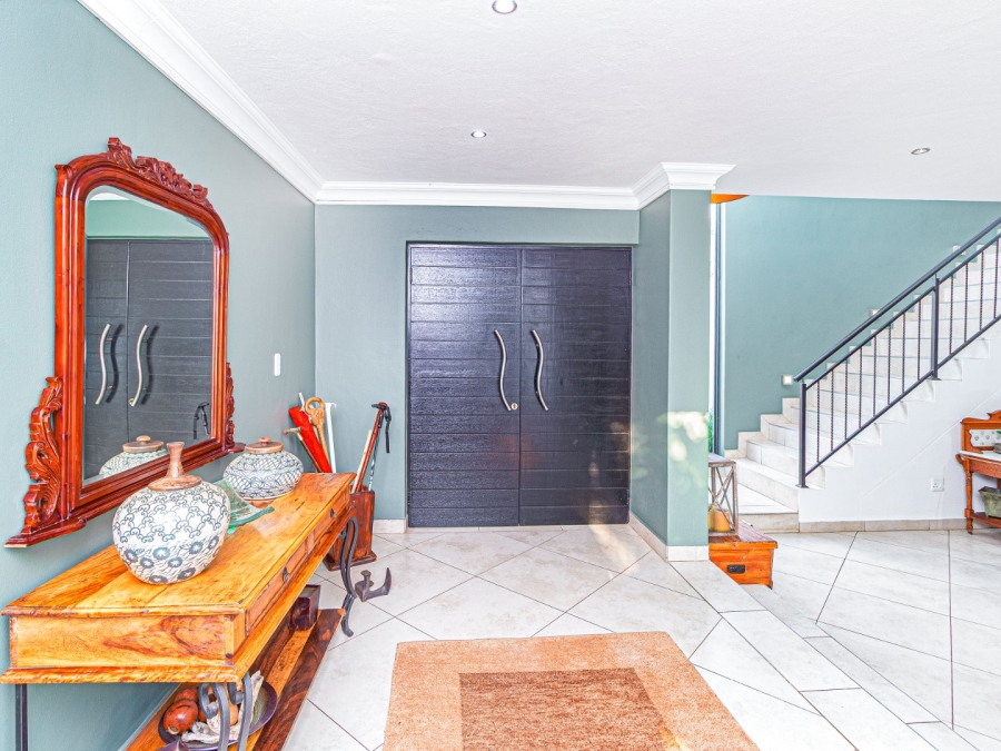 5 Bedroom Property for Sale in Copperleaf Estate Gauteng