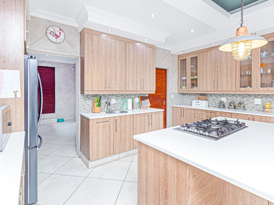 5 Bedroom Property for Sale in Copperleaf Estate Gauteng