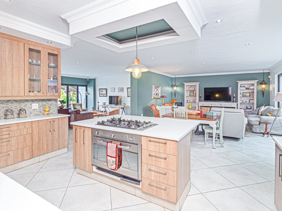 5 Bedroom Property for Sale in Copperleaf Estate Gauteng