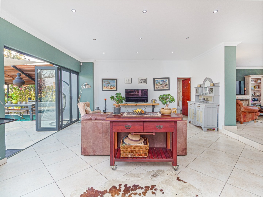 5 Bedroom Property for Sale in Copperleaf Estate Gauteng