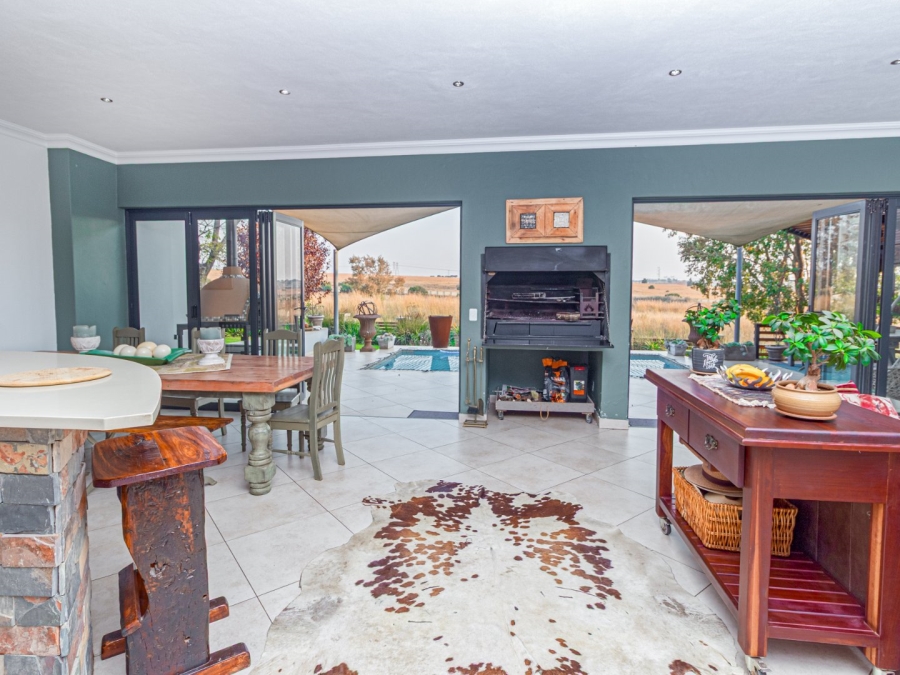 5 Bedroom Property for Sale in Copperleaf Estate Gauteng
