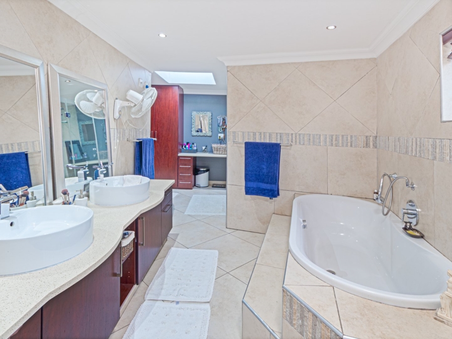 5 Bedroom Property for Sale in Copperleaf Estate Gauteng