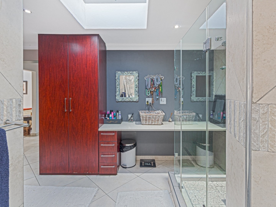 5 Bedroom Property for Sale in Copperleaf Estate Gauteng