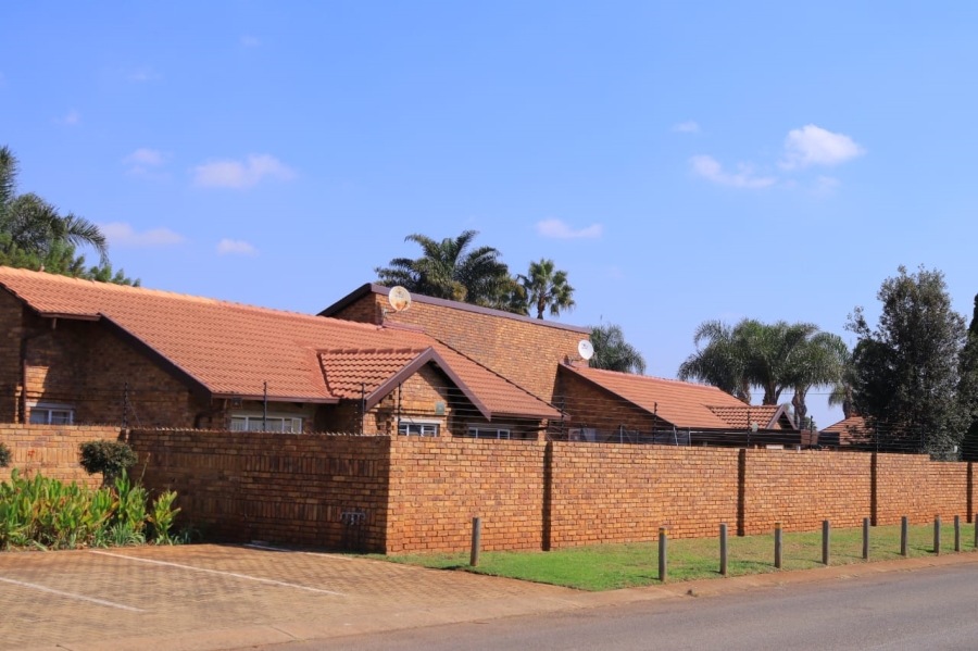 To Let 2 Bedroom Property for Rent in Rooihuiskraal Gauteng