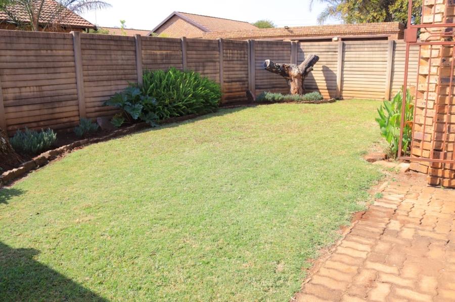 To Let 2 Bedroom Property for Rent in Rooihuiskraal Gauteng