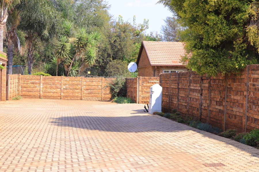 To Let 2 Bedroom Property for Rent in Rooihuiskraal Gauteng