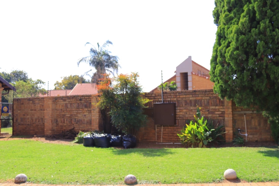 To Let 2 Bedroom Property for Rent in Rooihuiskraal Gauteng