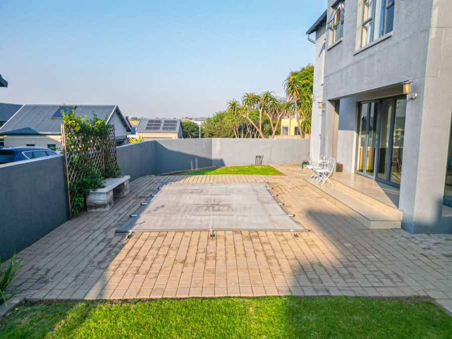 5 Bedroom Property for Sale in Copperleaf Estate Gauteng