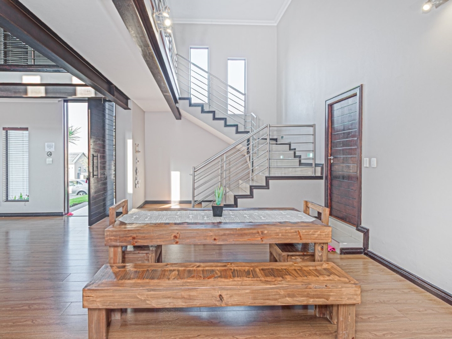 5 Bedroom Property for Sale in Copperleaf Estate Gauteng