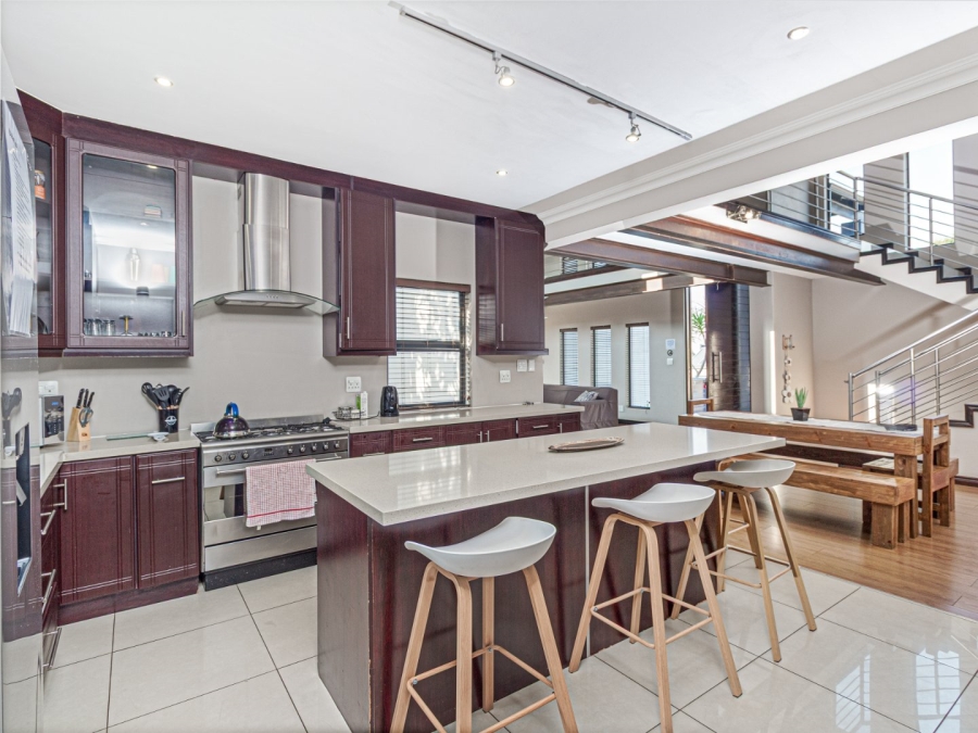 5 Bedroom Property for Sale in Copperleaf Estate Gauteng