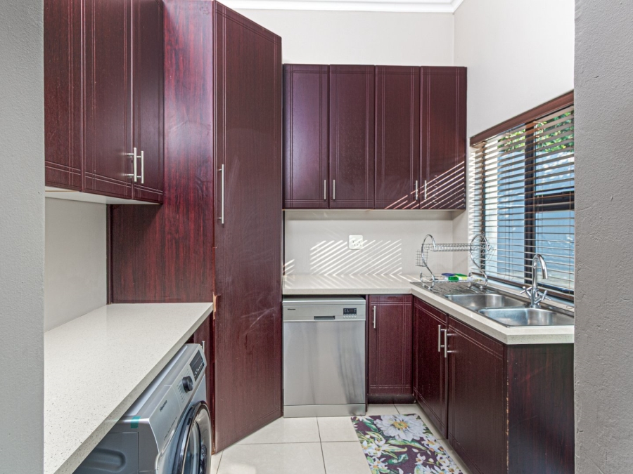 5 Bedroom Property for Sale in Copperleaf Estate Gauteng