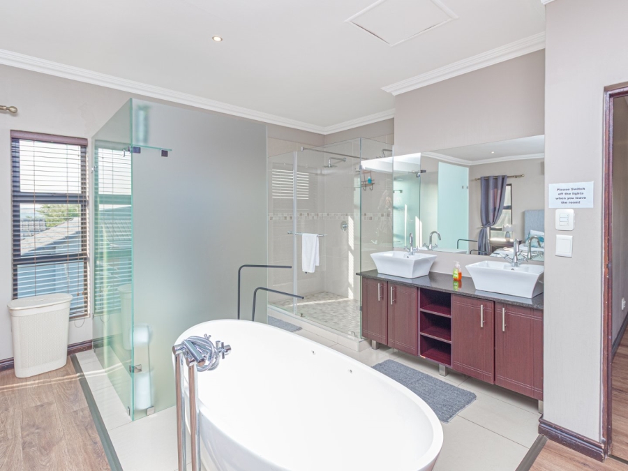 5 Bedroom Property for Sale in Copperleaf Estate Gauteng