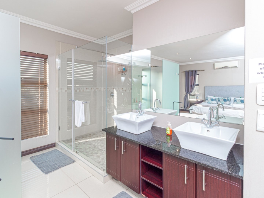 5 Bedroom Property for Sale in Copperleaf Estate Gauteng