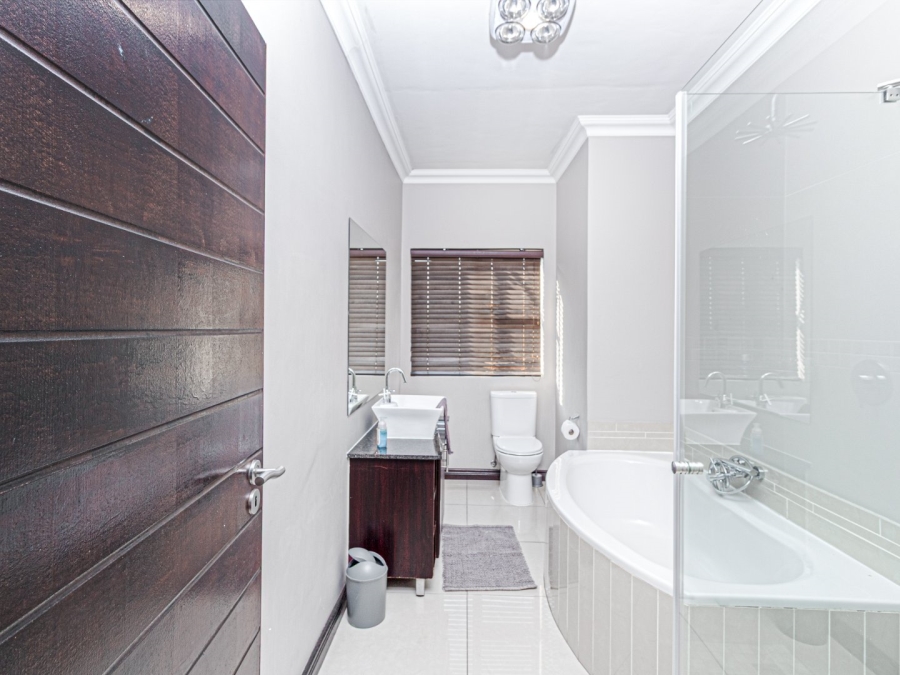 5 Bedroom Property for Sale in Copperleaf Estate Gauteng