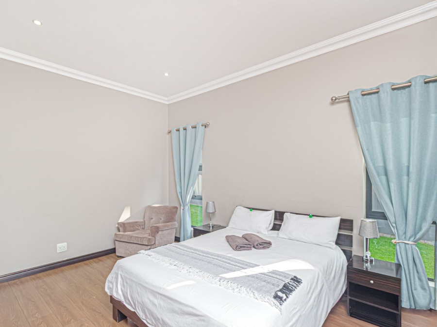 5 Bedroom Property for Sale in Copperleaf Estate Gauteng