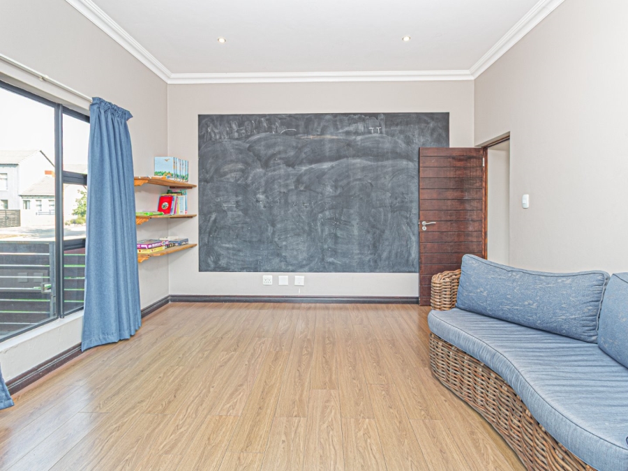 5 Bedroom Property for Sale in Copperleaf Estate Gauteng