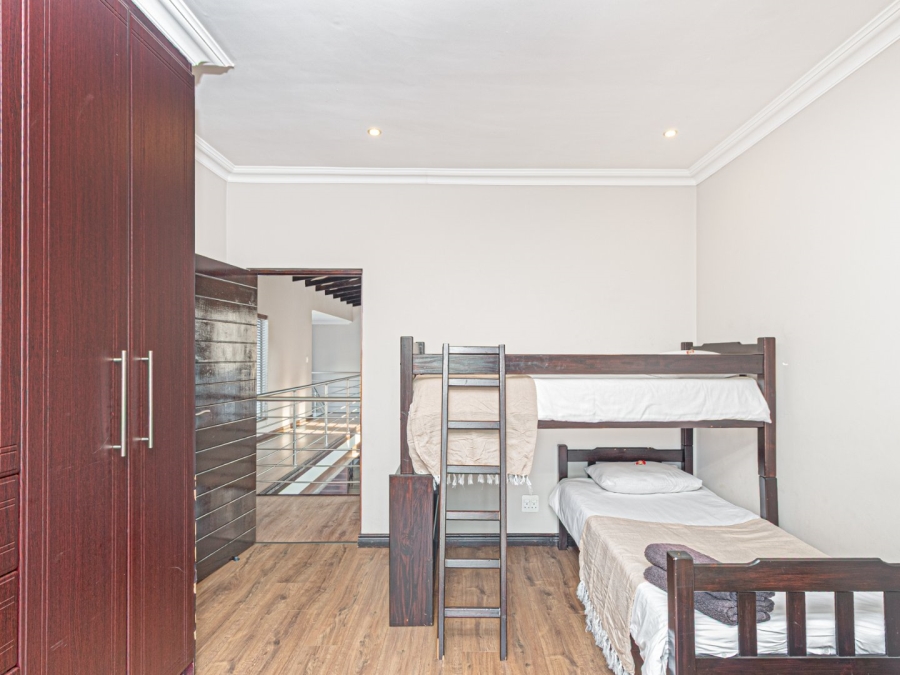 5 Bedroom Property for Sale in Copperleaf Estate Gauteng