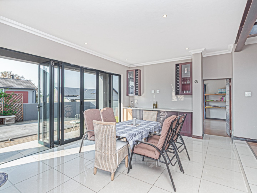 5 Bedroom Property for Sale in Copperleaf Estate Gauteng