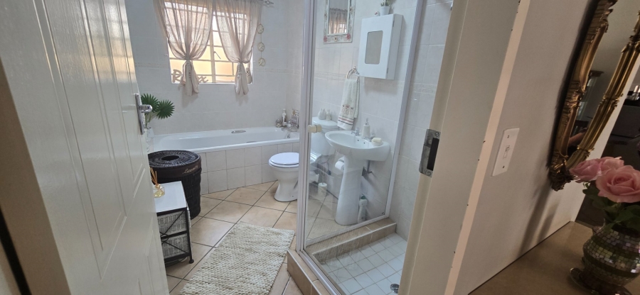 2 Bedroom Property for Sale in Magalieskruin Gauteng
