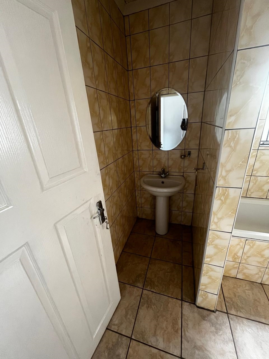 To Let 1 Bedroom Property for Rent in Crystal Park Gauteng