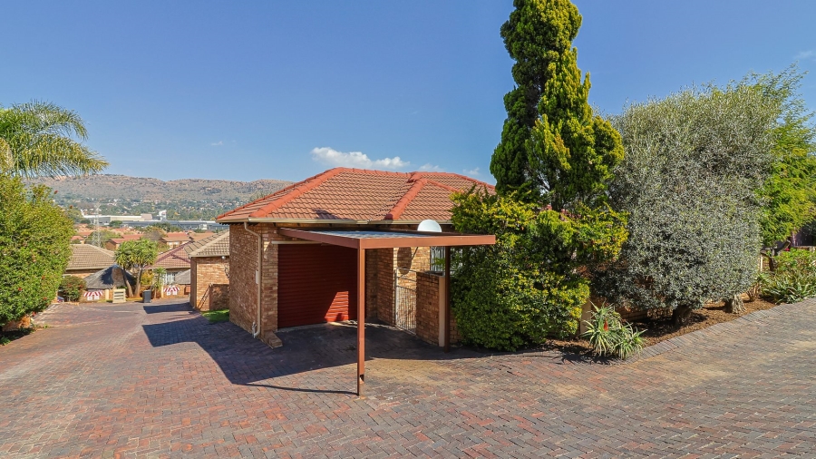2 Bedroom Property for Sale in Wilgeheuwel Gauteng