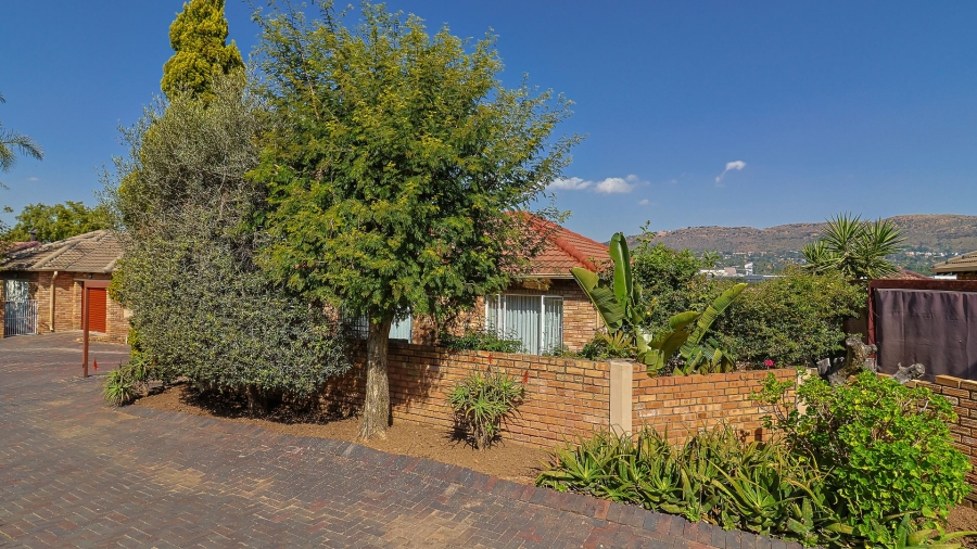 2 Bedroom Property for Sale in Wilgeheuwel Gauteng